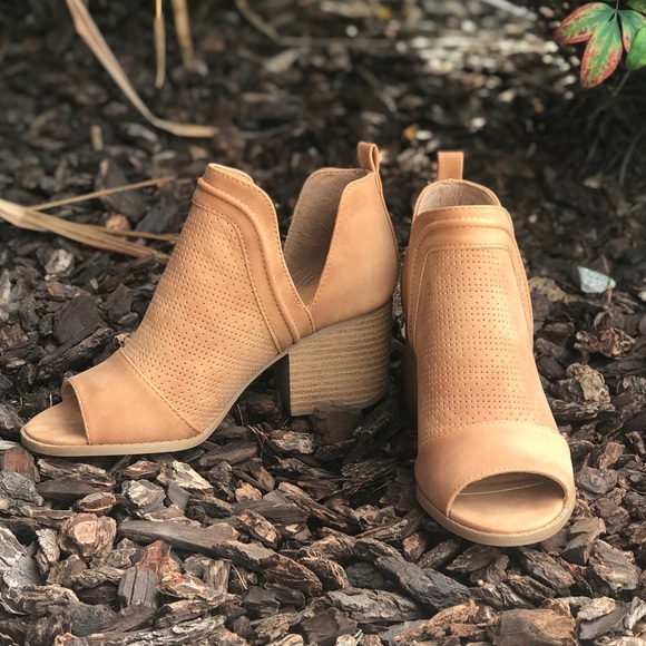 Side cut out peep toe booties - Picture 5 of 8